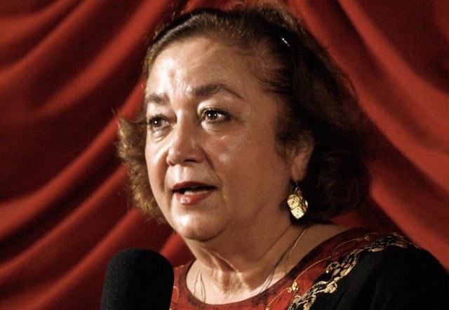 Shahrnush Parsipur speaking into a microphone.